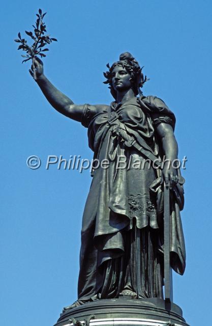place republique.JPG - Statue en bronze de la République, place de la RépubliqueParis 10e, France